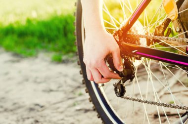 adam Bisiklet onarır. zincir onarım. bisikletçi. unratitude road, seyahat, yakın çekim.