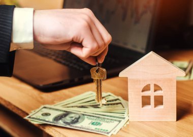 El anahtarları eve tutar. Emlak kavramı. Satılık veya Kiralık Konut Daire Kiralık. Emlakçı