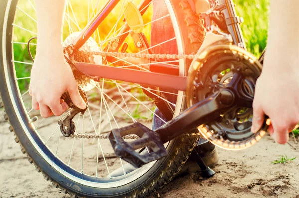 Der Mann repariert das Fahrrad. Kettenreparatur. Radfahrer. Undankbarkeit auf der Straße, Reisen, Nahaufnahme. — Stockfoto