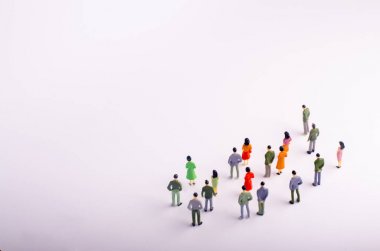 Kişilik bir kalabalık ayakta ve beyaz arka plan arıyorum. İnsanlar Beyaz perdeye arıyoruz. Metin için yer. Toplum olay izliyor. Gözlem nesne. Seçici odak