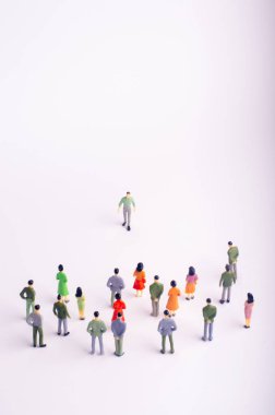 Kalabalık ona doğru üzerinde beyaz bir arka plan geliyor adam bakıyor. Adam bir grup insan yaklaşıyor. Takım, Mesih, lider lideri. İş yerinde yeni bir kişi. Seçici odak.