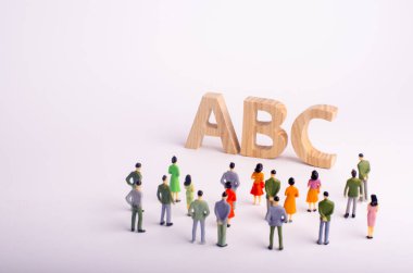 Kişilik bir kalabalık ayakta ve alfabe Abc harfleri arıyorum. Mevcut eğitim, anaokulları ve okullar, kolejler ve üniversiteler. Yazım denetimi ve İngilizce öğrenme. Seçici odak.