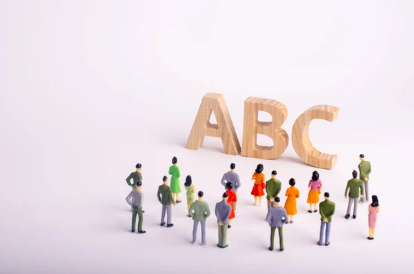 ฝูงชนกําลังยืนมองตัวอักษร ABC การศึกษาที่มีอยู่, โรงเรียนอนุบาล, วิทยาลัยและมหาวิทยาลัย. สะกดและเรียนภาษาอังกฤษ เลือกโฟกัส . — ภาพถ่ายสต็อก