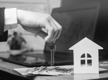 El anahtarları eve tutar. Emlak kavramı. Satılık veya Kiralık Konut Daire Kiralık. Emlakçı