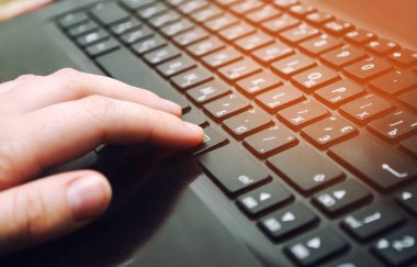 eller klavye, iş, eğitim, programlama, insan ve teknoloji kavramı. iş veya Internet üzerinde satın alın. yakın çekim