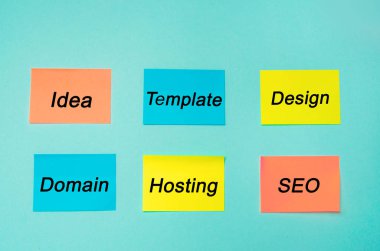 Web sitesi planı ve proje. SEO işlemi bilgi akış şeması, tasarım düzeni, iş kavramı. Meslek programcı. Mavi arka plan etiketleri