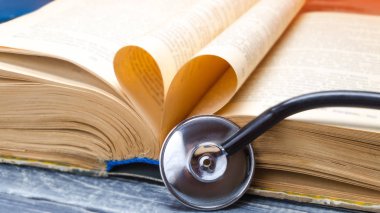 Kitap ve stetoskop tıbbi eğitim kavramı. hastaların tedavisi. yakın çekim