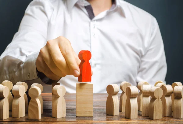 Concepto de liderazgo del equipo y la elección de un nuevo líder. Elección de la persona. Contratación y reclutamiento. Gestión de recursos humanos. Trabajadora talentosa. Figuras de madera de la gente. Enfoque selectivo — Foto de Stock