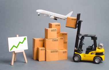 Kargo uçağı, forklift, karton kutular ve yeşil ok. Ürün taşımacılığını ve teslimat mallarının hacmini artırın. büyümeyi ve ulaşım altyapısının geçişini emreder
