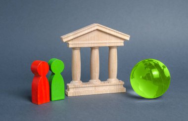 Davacı ve davalı adliyenin yanında duruyor. Uluslararası mahkeme. Ticari çıkarların korunması ve insan hakları. Uluslararası anlaşmalar ve anlaşmalar. yüce