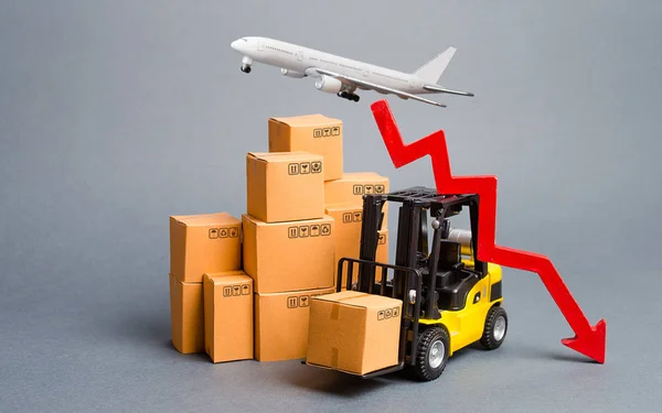 화물 비행기, 포크리프트 트럭에 판지 상자와 붉은 화살표가 있습니다. 산업 생산 과 기업의 감소입니다. 화물 수송 및 제품 및 물품 수송 량의 감소. — 스톡 사진