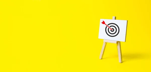 Sign stand with an arrow in the target on a yellow background. Hit exactly on center. Tactics of advertising targeting. advertise campaigns. Goal Achievement and Purposefulness — Φωτογραφία Αρχείου