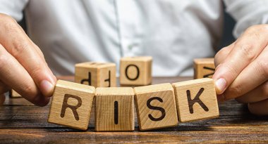 Adam dikkatsizce Risk kelimesini yükseltiyor. İş dünyasında yüksek riskler, kırılgan denge ve güvensizlik. Dikkat ve olası sorunlar ve şoklar beklentisi. Planlama ve eylem stratejisi. Analytics