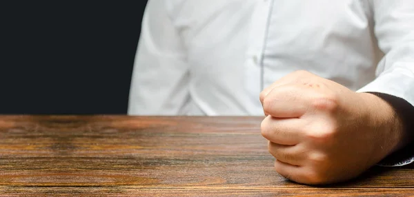 El hombre golpeó con el puño en la mesa. El fin de la paciencia. Es imposible soportarlo. Un ataque de ira, estrés. Un gesto decisivo y emocional. Hombres impulsivos. ¡Es suficiente! Cólido —  Fotos de Stock