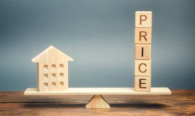 Tahta ev ve terazide Price yazıyor. Değerlendirme mülkiyet kavramı. Ev değerlendirmesi. Adil ticaret ve maliyet. Yasal şeffaf anlaşma. İş ve emlak