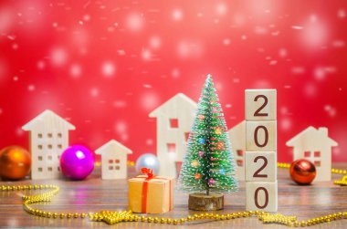 Tahta bloklar 2020, Noel ağacı ve minyatür evler. Yeni yıl ya da Noel kış tatili. Dekorasyon, kutlama. Yeni yılın başlangıcı konsepti. Kar, kar yağışı