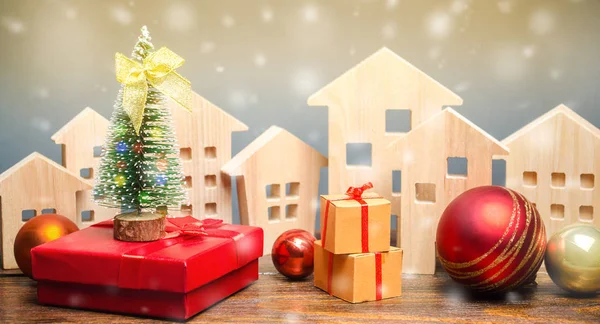 Trähus, julgran och presenter. Julförsäljning av fastigheter. Nyårsrabatter för bostadsköp. Köpa lägenheter till ett lågt pris. Semesterrabatter. Gynnsamma priser — Stockfoto