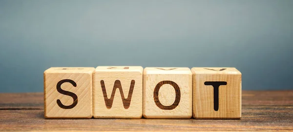 Swot analyse concept. De methode van strategische bedrijfsplanning. Sterke punten, zwakke punten, kansen, bedreigingen. Concurrentie of projectplanning. Houten blokken. — Stockfoto