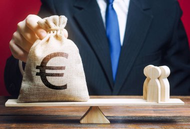 Avrupa Euro Eur 'un para çantası ve terazideki insanlar sembolü. Yatırım çekme konsepti, iş birliği, kitle fonlama girişimi. Ödeme, vergi mükellefleri. Personel maaşı uzman hizmetleri maliyeti.