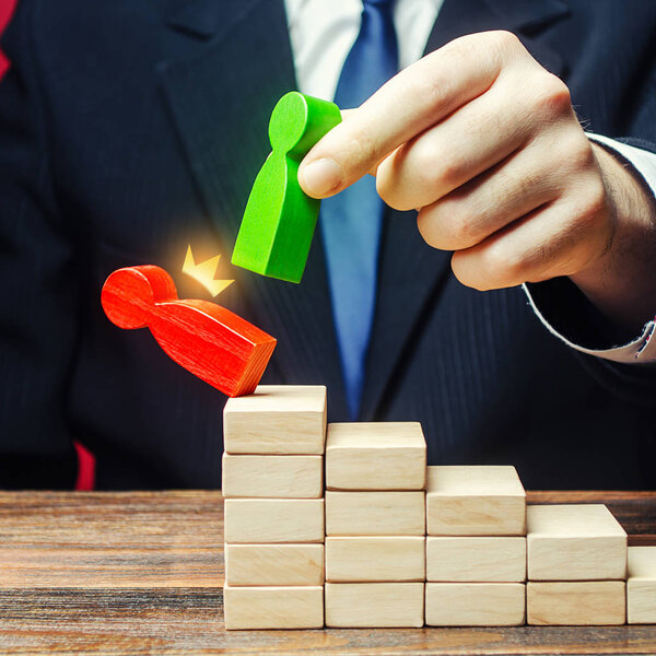 Бизнесмен заменяет сотрудника новым на карьерной лестнице. Смещение головы. Бизнес-оптимизация. Усиление смены власти, захват контроля над бизнесом. Борьба с коррупцией Восстановление системы
.