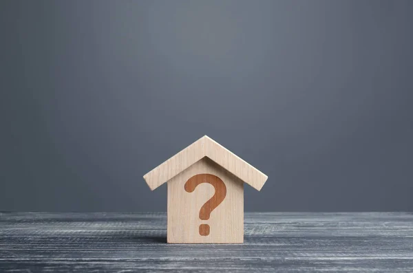 House with a question mark. Cost estimate. Solving housing problems, deciding buy or rent real estate. Search for options, choice type of residential buildings. Property price valuation evaluation — Stock Photo, Image