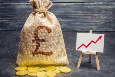 Sterling Gbp sembolü para çantası ve kırmızı eğilim oku. Depozito ve tasarruf. Kâr ve gelir artışı, sermaye artışı, kârlı iş verimliliği. Ekonomik refah artışı