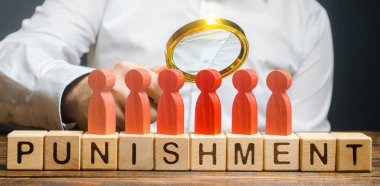 Kırmızı adam ilgi odağı ve ceza sözü. Cezalandırmak ve bertaraf etmek için faillerin aranması. Olayın soruşturması. Günah keçisi. Tüm sorumluluğu tek bir kişiye devret..