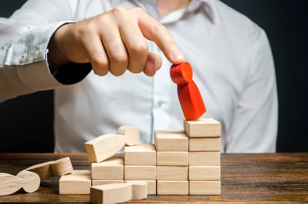 Un hombre quita la figura roja de un hombre de la escala de carrera. Mala gestión empresarial. rotación de empleados. Luchar contra los principales corrupcionistas y el sistema. Lustración y purificación —  Fotos de Stock