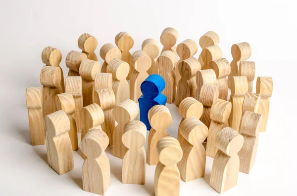 La figura blu del leader è circondata da una folla di persone. Leadership e team management, un esempio di imitazione. Lealtà e fiducia. Idol. Persone che la pensano allo stesso modo e seguaci — Foto Stock