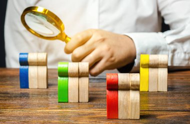 Çok renkli ahşap insanlar ve iş adamları. Piyasa segmentasyonu kavramı. Hedef kitle, müşteri hizmetleri. Alıcı pazarı. Müşteri ilişkileri yönetimi. Seçici odak
