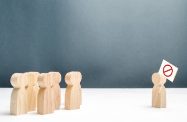 Bir grup insan posterli protestocuya bakıyor. Sosyal hoşnutsuzluk ve sosyal gerginlik, protesto ve anlaşmazlık. İtaatsizlik. Toplum ve kamu değerlerine karşı göstermelik protesto.