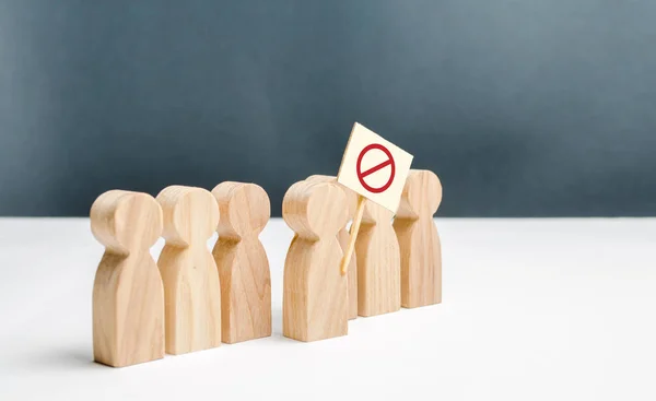 La gente sale y se une al movimiento de protesta. Una turba enojada de figuras de madera de personas con un cartel. Descontento social y tensión social, protesta y desacuerdo. Desobediencia. — Foto de Stock