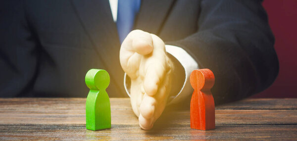 Человек разделяет враждующие стороны конфликтуя рукой. Услуги посредника. Прекратить бой, прекратить столкновения. Найти компромисс. Деэскалация конфликта. Избегайте войны, начинайте переговорный процесс
