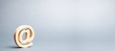 Gri arkaplanda e- posta simgesi. İnternet yazışmaları, internetteki iletişim. İş bağlantıları. Müşterilerle bağlantı kuruyorum. Pankart, mesaj için yer. Seçici odak