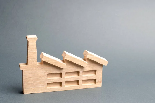 Estatuilla de madera de una planta o fábrica sobre un fondo gris. Reciclaje de materias primas. El concepto de industria y producción.Inversiones en la construcción de nuevas fábricas . —  Fotos de Stock