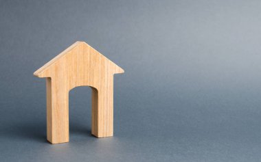 Gri arka planda geniş bir kapısı olan ahşap bir ev. Minimalizm. Giriş, çıkış, gayrimenkul ve şehircilik. Ev almak ya da satmak, boş mülkler. Tarihi anıt. Eğitim yapısı, tasarım.