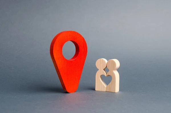 Figuras de una pareja enamorada de un corazón se encontraron cerca de un marcador de ubicación rojo. Elegir un lugar para una cita interesante. Busca restaurantes e instalaciones de entretenimiento. Búsqueda de amor en línea . —  Fotos de Stock