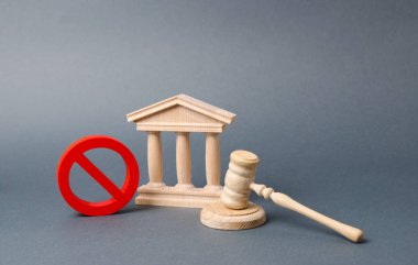 Hükümet ya da banka binası ve kırmızı bir sembol. Yargıç tokmağı yok. Bankanın iflası ya da temerrüt bildirimi. Kısıtlamaların ya da yaptırımların kabulü. Kanunun veya kararın iptali.