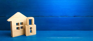 Asma kilitli ahşap bir ev. Kilitli bir ev. Güvenlik ve güvenlik, teminat, ipotek için kredi. Borçlar için mala el koymak. Güvenlik ve alarm sistemi. Bir ev alıyorum. Pankart, metin için yer