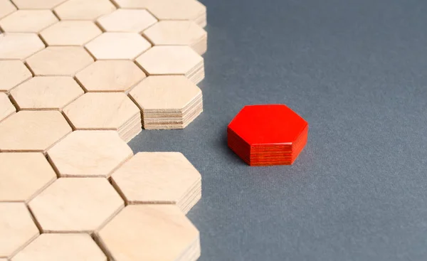 Red item is disconnected from other items. Hexagons. The concept of separating parts from a whole or connecting parts to a whole. Business process, logical structure, perfectionism. Creating new. — 스톡 사진