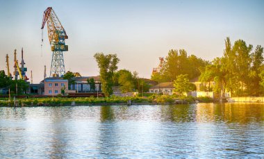 Kherson şehrindeki Dinyeper nehrinde güzel bir günbatımı. Nehir limanı. Ukrayna