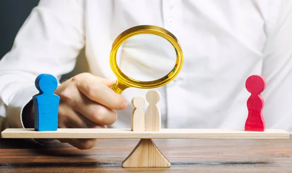 Wooden figures of people on scales. The court decision on custody of the children by one of the parents after the divorce. Deprivation of parental rights. Guardianship concept. Guardian — Stock Photo, Image