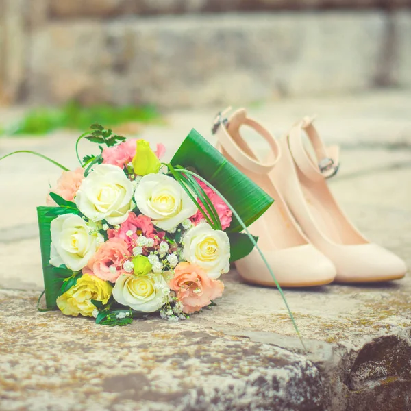 Ramo de novia y zapatos. Hermosa decoración de boda. Accesorios de novia. Boda y matrimonio — Foto de Stock