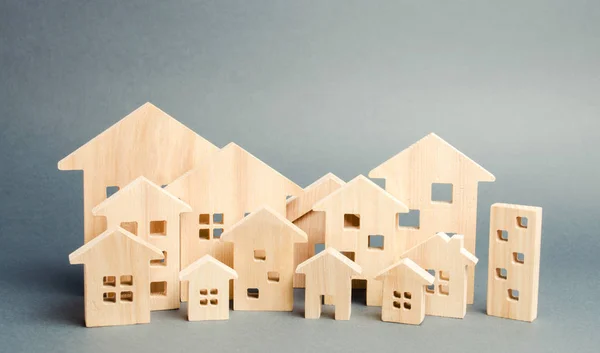 Casas de madera en miniatura. Bienes raíces. Ciudad. Aglomeración y urbanización. Análisis del mercado inmobiliario. Demanda de vivienda. Aumento y caída de los precios de las viviendas. El crecimiento de la ciudad y su población —  Fotos de Stock