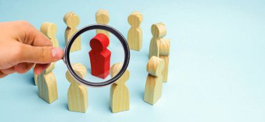 İşçilerin bir kalabalık bir daire içinde stand ve kendi akıl hocası, lider ya da bir iş takım liderlik kavramını Ceo.The dinleyebilirsiniz. Takım çalışması ve iş strateji geliştirme. Takımda verimliliği artırmak