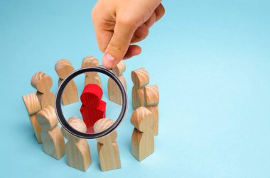 İşçilerin bir kalabalık bir daire içinde stand ve kendi akıl hocası, lider ya da bir iş takım liderlik kavramını Ceo.The dinleyebilirsiniz. Takım çalışması ve iş strateji geliştirme. Takımda verimliliği artırmak