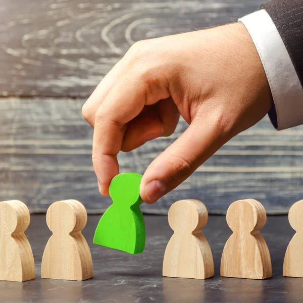 Unternehmer auf der Suche nach neuen Mitarbeitern und Spezialisten. das Konzept der Personalauswahl und -führung innerhalb des Teams. Entlassung und Einstellung von Arbeitskräften. Personalmanagement. — Stockfoto