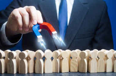 Mıknatısı olan adam, kalabalığın arasında çalışmak için adaylar arıyor. Yetenekli işçiler, kelle avcıları, insan kaynakları. En iyi seçenek. Açık pozisyonlar için profesyonel uzmanları arayın.