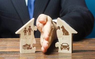 Bulmaca evi boşanma sürecinde bir avukat tarafından iki eşit parçaya bölünür. Hakların korunması. Çatışma çözümü. Mahkeme, adalet. Gayrimenkullerin adil paylaşımı konusunda anlaşmazlıklar.