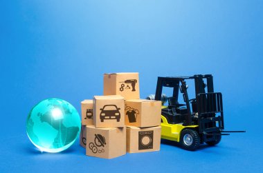 Karton kutular ve mavi küreye yakın bir forklift kamyonu. Ulaşım lojistik altyapısı, mal ihracatı. Nakliye gemisi. Üretimin küreselleşmesi, ürünlerin dünya pazarlarında satışları.